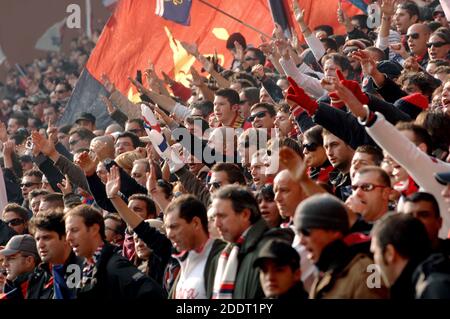 Genua CFC-Fans winken Flaggen während des Derby-Fußballspiel UC Sampdoria gegen CFC Genua, in Genua. Stockfoto