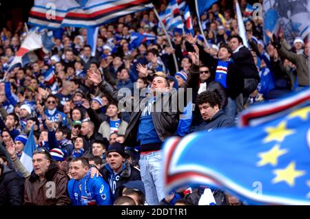 Genua CFC-Fans winken Flaggen während des Derby-Fußballspiel UC Sampdoria gegen CFC Genua, in Genua. Stockfoto