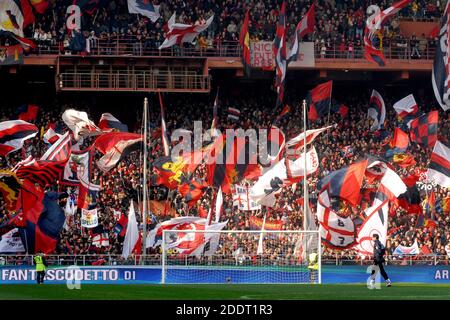 Genua CFC-Fans winken Flaggen während des Derby-Fußballspiel UC Sampdoria gegen CFC Genua, in Genua. Stockfoto