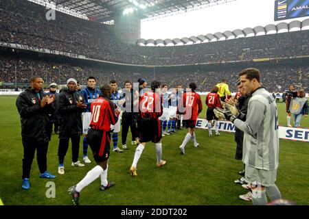 Fußballspieler treten im san siro Stadion, während der italienischen Serie A Spiel AC Mailand gegen Inter Mailand, in Mailand, 2007. Stockfoto