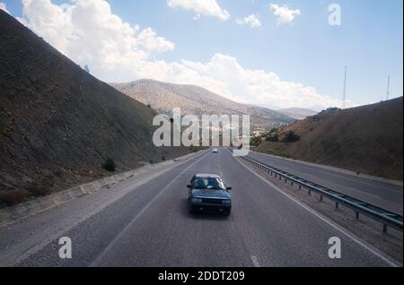 Auto auf der Autobahn in den Bergen in der Türkei. Stockfoto