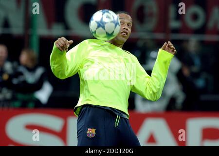 Brasilianischer Fußballspieler Ronaldinho vom FC Barcelona während eines UEFA Champions League-Spiels gegen AC Mailand, in Mailand, 2007. Stockfoto