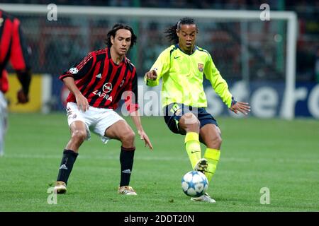 Der brasilianische Fußballspieler Ronaldinho vom FC Barcelona und Alessandro Nesta vom AC Mailand bei einem Spiel der UEFA Champions League, 2007 in Mailand. Stockfoto