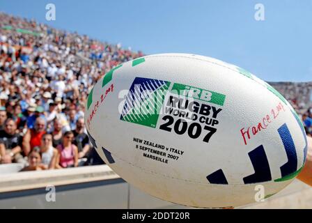 Der offizielle Rugby-ovale Ball mit Stadionfans im Hintergrund im Velodrome-Stadion in Marseille. Frankreich. Stockfoto