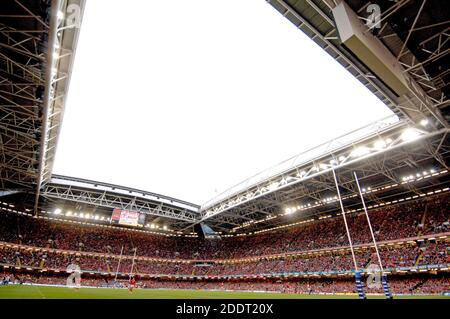 Rugby-Fans treffen sich im Millennium Stadion zum Six Nations Rugby Spiel Wales gegen Italien, in Cardiff, Wales. Stockfoto