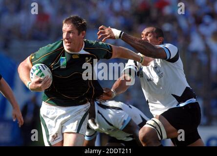 Rugby-Spieler Bakkies Botha aus Südafrika, läuft mit dem Ball während des Spiels Fidschi gegen Südafrika, der Rugby-Weltmeisterschaft Frankreich 2007, in Marseille Stockfoto