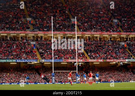 Rugby-Fans treffen sich im Millennium Stadion zum Six Nations Rugby Spiel Wales gegen Italien, in Cardiff, Wales. Stockfoto