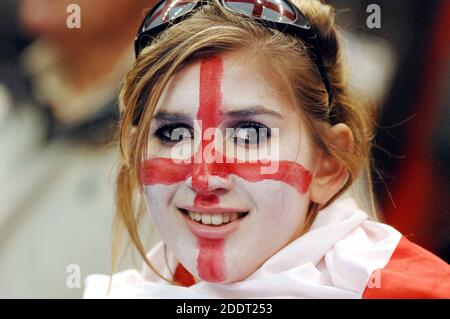 Englisches Supportergirl jubelt während des Finalspiels England gegen Südafrika, der Rugby-Weltmeisterschaft Frankreich 2007, in Paris. Stockfoto