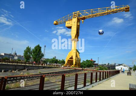 Riesiger gelber Kran in Nantes, Frankreich Stockfoto