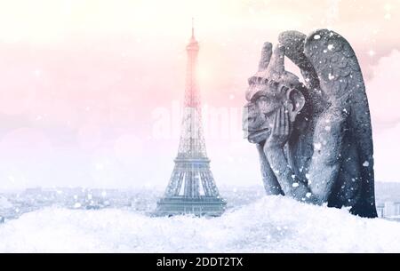 Weihnachten und Neujahr in Paris, verschneite Tage, Blick auf Paris mit Eiffelturm und Gargoyle oder Chimera der Notre Dame Kathedrale im Winter Morgen Stockfoto