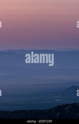 Pink Sky über Schichten des Wüstentales im Westen Utahs Stockfoto