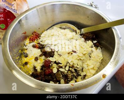Kuchen mischen Zutaten in einer silbernen Metall-Schüssel Stockfoto