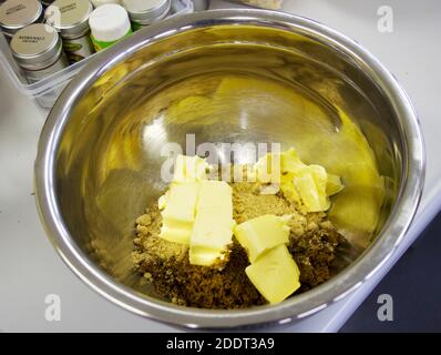 Kuchen mischen Zutaten in einer silbernen Metall-Schüssel Stockfoto