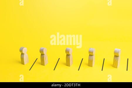 Figuren von Menschen stehen in der Schlange hinter Linien halten eine soziale Distanz. Disziplin der Einhaltung von epidemischen Quarantänemaßnahmen. Neuer Normalwert. Sicherheit Stockfoto