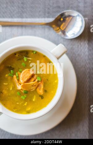 Eine Schüssel heiße philippinische Suppe in einem Hotelrestaurant in Bicol, Philippinen Stockfoto