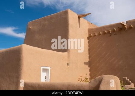 Die adobe Missionskirche von San Francisco de Asis - St. Francis of Assissi - in Ranchos de Taos, New Mexico, USA Stockfoto