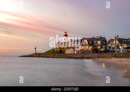 Urk Flevoland Niederlande, Hafen mit dem Leuchtturm auf einem hellen Sommer in den Niederlanden an der historischen Dorf Urk am See Ijsselmeer Europa Stockfoto