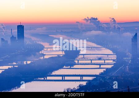 Wien, Wien: Blick vom Berg Leopoldsberg, Magistrat der Stadt Wien, Donaucity und Donau (Donau), Neue Donau (Neue Donau), Insel Donauinsel, Donautur Stockfoto