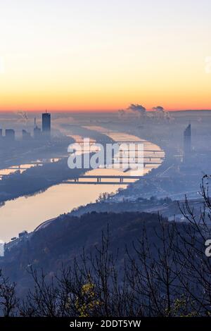 Wien, Wien: Blick vom Berg Leopoldsberg, Magistrat der Stadt Wien, Donaucity und Donau (Donau), Neue Donau (Neue Donau), Insel Donauinsel, Donautur Stockfoto