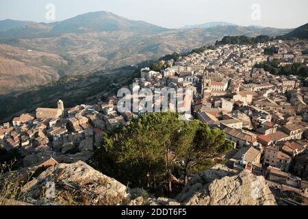 Panorama auf Dächer und Straßen in Mistretta Bergstadt Von Sizilien Architektur und Naturbeweis Stockfoto