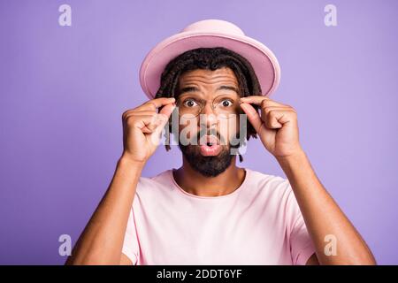 Foto-Porträt von geschockten Kerl berühren Gläser mit zwei Händen Isoliert auf lebhaft violettem Hintergrund Stockfoto