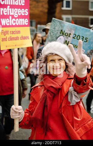 London, Vereinigtes Königreich - 22. Februar 2020: Extinction Rebellion marschieren vom Russell Square zum Parliament Square und sagen ‘genug ist genug’ Stockfoto