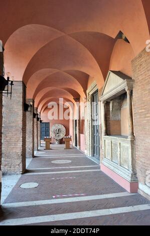 Italien, Rom, Basilika di Santa Maria in Cosmedin, Portikus mit der bocca della Verità (Mund der Wahrheit) Stockfoto