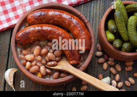 Tavche gravche traditionelle mazedonische Gericht. Gebackene Bohnen mit Wurst Stockfoto