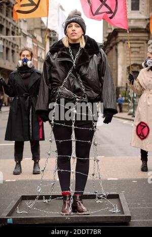 London, Vereinigtes Königreich - 15. Februar 2020: Extinction Rebellion vor der London Fashion Week, um das Bewusstsein für die Klimaauswirkungen von Mode zu schärfen Stockfoto