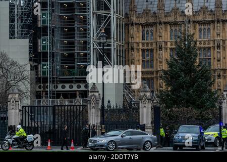 London, Großbritannien. November 2020. Der Premierminister, Boris Johnson, geht mit seiner Eskorte zurück in die Downing Street - die zweite Sperre ist im Gange und neue Tore und ein weihnachtsbaum sind im Parlament angekommen. Kredit: Guy Bell/Alamy Live Nachrichten Stockfoto