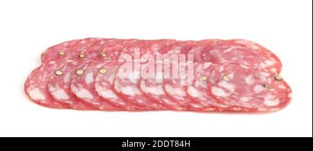 Gruppe von Scheiben von frisch geräucherter Wurst isoliert auf weiß. Stockfoto