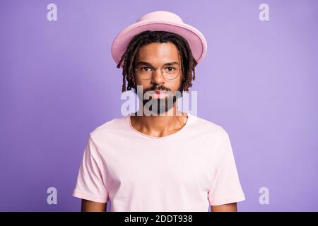 Foto Porträt von ernsten Mann isoliert auf lebendige violett gefärbt Hintergrund Stockfoto
