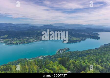 Luftbild mit dem Worthersee vom Pyramidenkogel, dem höchsten hölzernen Aussichtsturm der Welt, berühmte Touristenattraktion in Cari Stockfoto