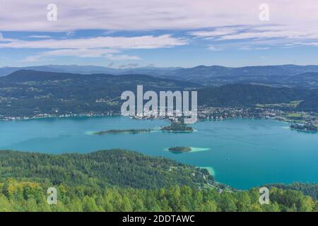 Luftbild mit dem Worthersee vom Pyramidenkogel, dem höchsten hölzernen Aussichtsturm der Welt, berühmte Touristenattraktion in Cari Stockfoto