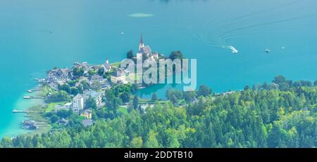 Das charmante Dorf Maria Worth am Worthersee, Blick vom Pyramidenkogel, dem höchsten hölzernen Aussichtsturm der Welt, berühmte Touristen Stockfoto