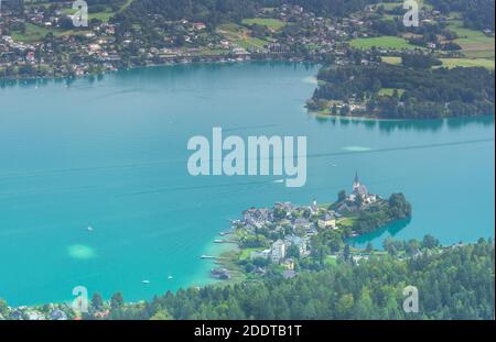 Das charmante Dorf Maria Worth am Worthersee, Blick vom Pyramidenkogel, dem höchsten hölzernen Aussichtsturm der Welt, berühmte Touristen Stockfoto