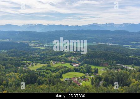 Blick vom Pyramidenkogel, dem höchsten hölzernen Aussichtsturm der Welt, berühmte Touristenattraktion am Worthersee, Kärnten, Österreich Stockfoto