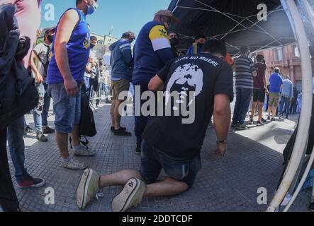 Buenos Aires, Argentinien. November 2020. "Gott stirbt nicht", steht auf dem T-Shirt eines Mannes, der vor dem Regierungssitz kniet und darauf wartet, Auf Wiedersehen zu Diego Maradona zu sagen. Kredit: Fernando Gens/dpa/Alamy Live Nachrichten Stockfoto