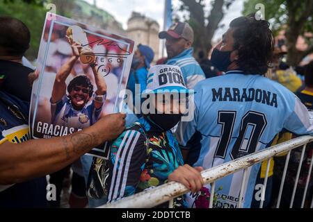 Buenos Aires, Argentinien. November 2020. Fans warten vor der Begräbniskapelle der Fußballlegende Diego Maradona im Casa Rosada in Buenos Aires, der Hauptstadt Argentiniens, am 26. November 2020. Maradona starb am Mittwoch im Alter von 60 Jahren an einem Herzinfarkt. Quelle: Martin Zabala/Xinhua/Alamy Live News Stockfoto