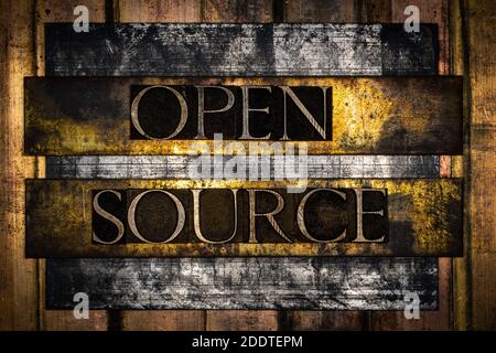 Open Source-Text, der durch echte authentische Satzbuchstaben auf gebildet wird Vintage strukturierte Grunge Bronze Hintergrund Stockfoto