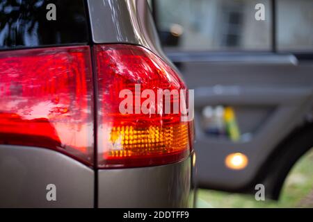 Rückansicht des Fahrzeugs, roter Scheinwerfer und offene Vordertür. Stockfoto