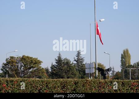 Halbbesetzte türkische Flagge zur Bekämpfung des Todes des nationalen Führers M. Kemal Atatürk Stockfoto