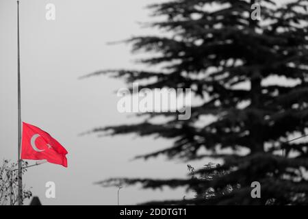 Halbbesetzte türkische Flagge zur Bekämpfung des Todes des nationalen Führers M. Kemal Atatürk Stockfoto