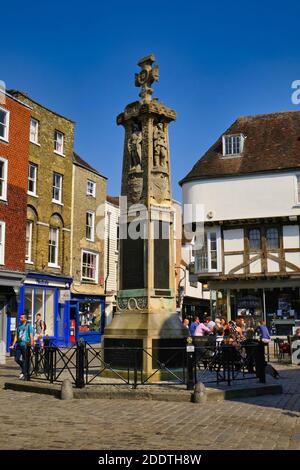 Kriegsdenkmal auf dem Butter Market Square, Stadtzentrum von Canterbury, England Stockfoto