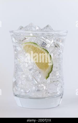 Limette in glitzerndem Wasser Stockfoto