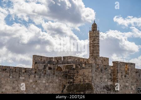 Jerusalem, Israel - 21. November 2020: Der Turm Davids an den Mauern des alten Jerusalem, Israel, an einem teilweise bewölkten Tag. Stockfoto