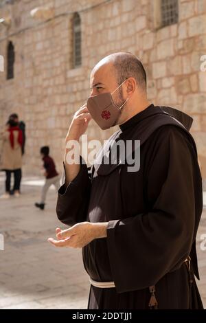 Jerusalem, Israel - 21. November 2020: Ein franziskanermönch mit einer schützenden Anti-Virus-Maske in Jerusalem, Israel Stockfoto