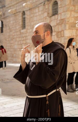 Jerusalem, Israel - 21. November 2020: Ein franziskanermönch mit einer schützenden Anti-Virus-Maske in Jerusalem, Israel Stockfoto