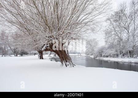 Eine unberührte Winterschneeszene auf dem Fluss Stour at Flatford in Suffolk Stockfoto