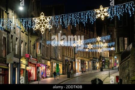 Edinburgh, Schottland, Großbritannien. 26. November 2020.Nachtansichten von Edinburgh während Weihnachten naht. Blick auf die Weihnachtsbeleuchtung in der Cockburn Street in der Altstadt von EdinburghÕs. Kredit. Iain Masterton/Alamy Live News Stockfoto